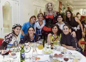 una divertida cena con espectaculo para la despedida